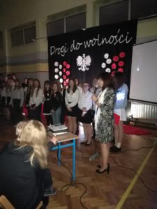 Kształtowanie tożsamości narodowej i więzi z Ojczyzną, poszerzanie wiedzy na temat polskiej historii i kultury poprzez uroczystą wieczornicę i szkolny konkurs historyczny z okazji Narodowego Święta Niepodległości – 11 XI.